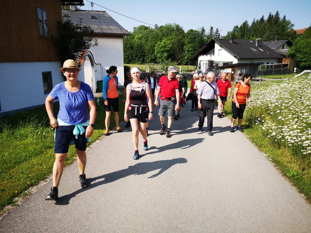 Viele wanderfreudige Kirchhamer/innen und Kinder machten sich  zur 10. Bankerlroas auf den Weg!